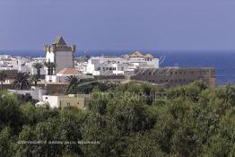 Image du Maroc Professionnelle de  Vue sur l'ancienne fortification Portugaise construite XVIe siècle au milieu de la Kasbah d'Asilah, ville du nord du Maroc sur l'océan Atlantique à 40 km au sud de Tanger, Vendredi 9 Août 2002. (Photo / Abdeljalil Bounhar) 